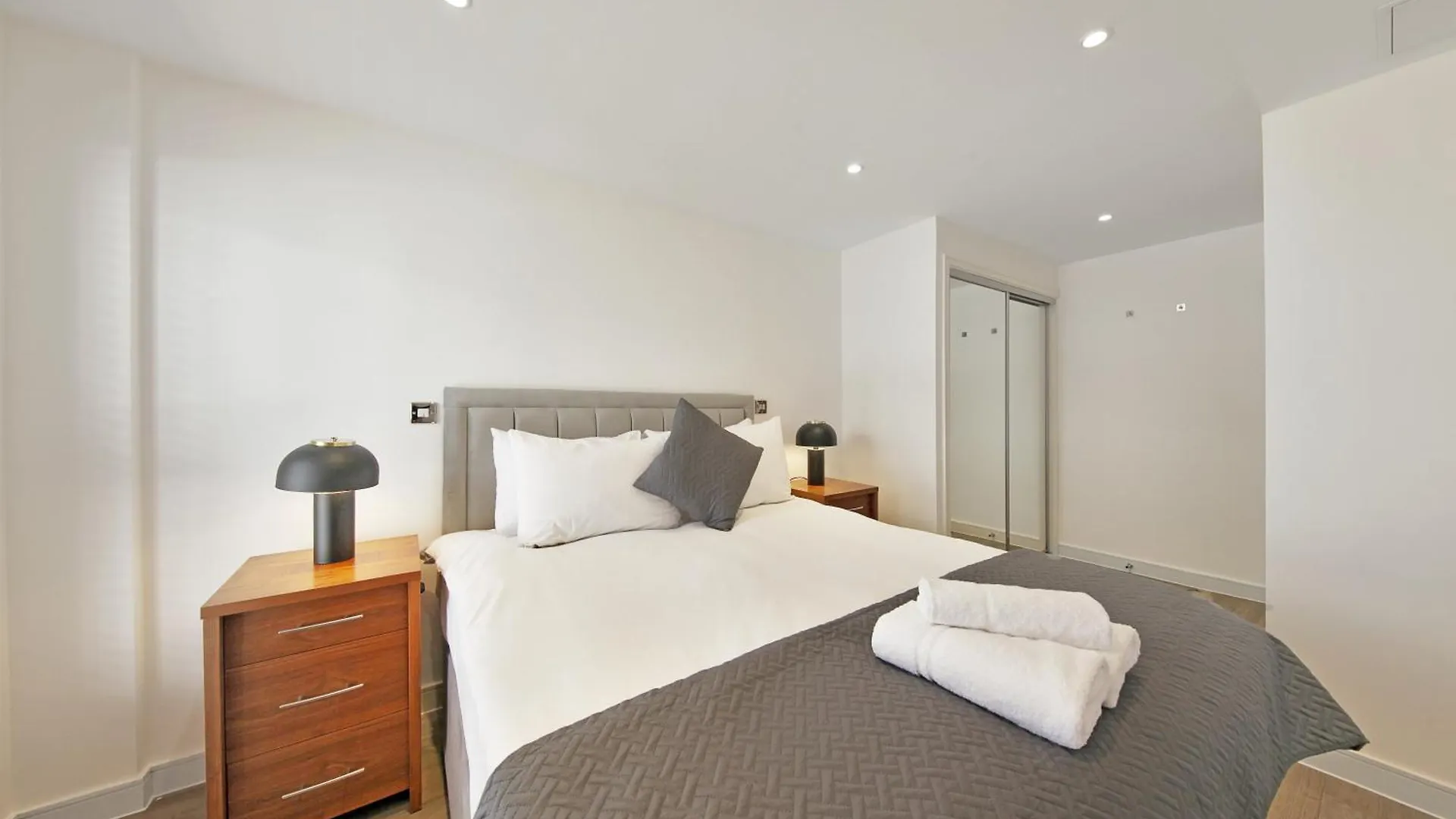 2 Bed Executive Apartment Next To Liverpool Street Free Wifi By City Stay Aparts London United Kingdom